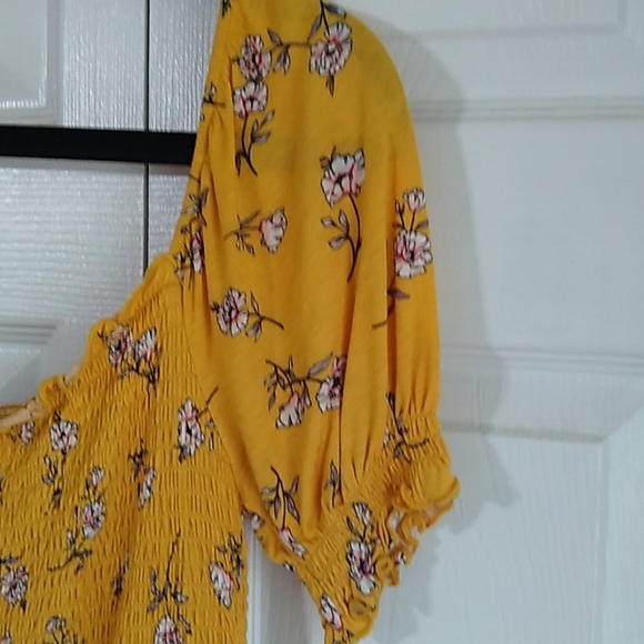 Heart's Hips smocked top size medium - Picture 2 of 9